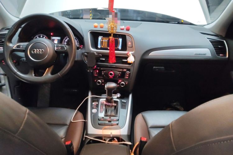 Used Audi Q5 2017 Plus 40 TFSI Technology Model Center Console