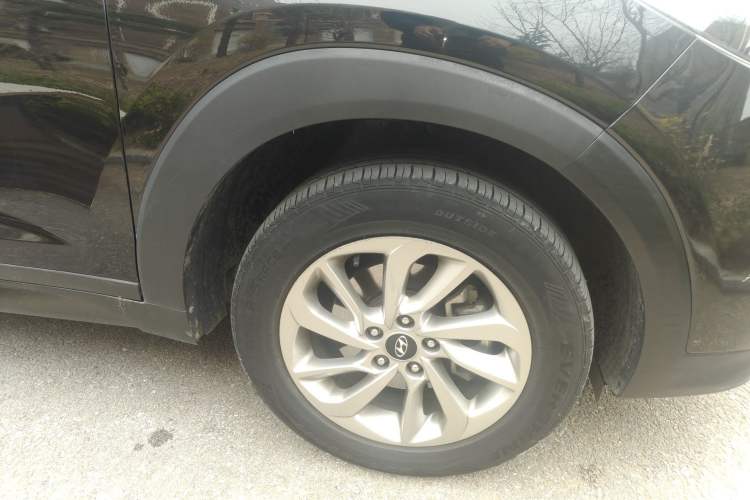 Used Hyundai Tucson 2015 2.0L Automatic Two-Wheel Drive Smart Version Right Front Wheel Hub