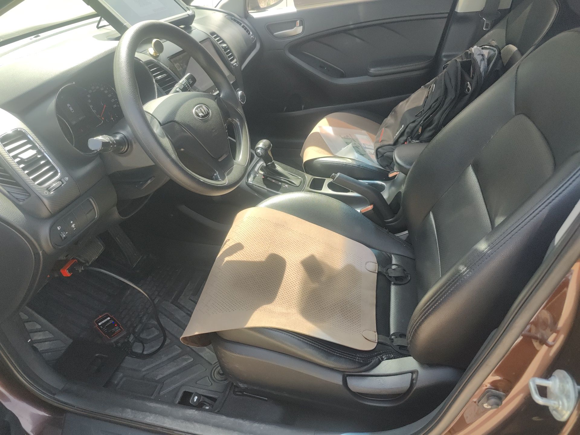 المقاعد الأمامية داخل السيارة