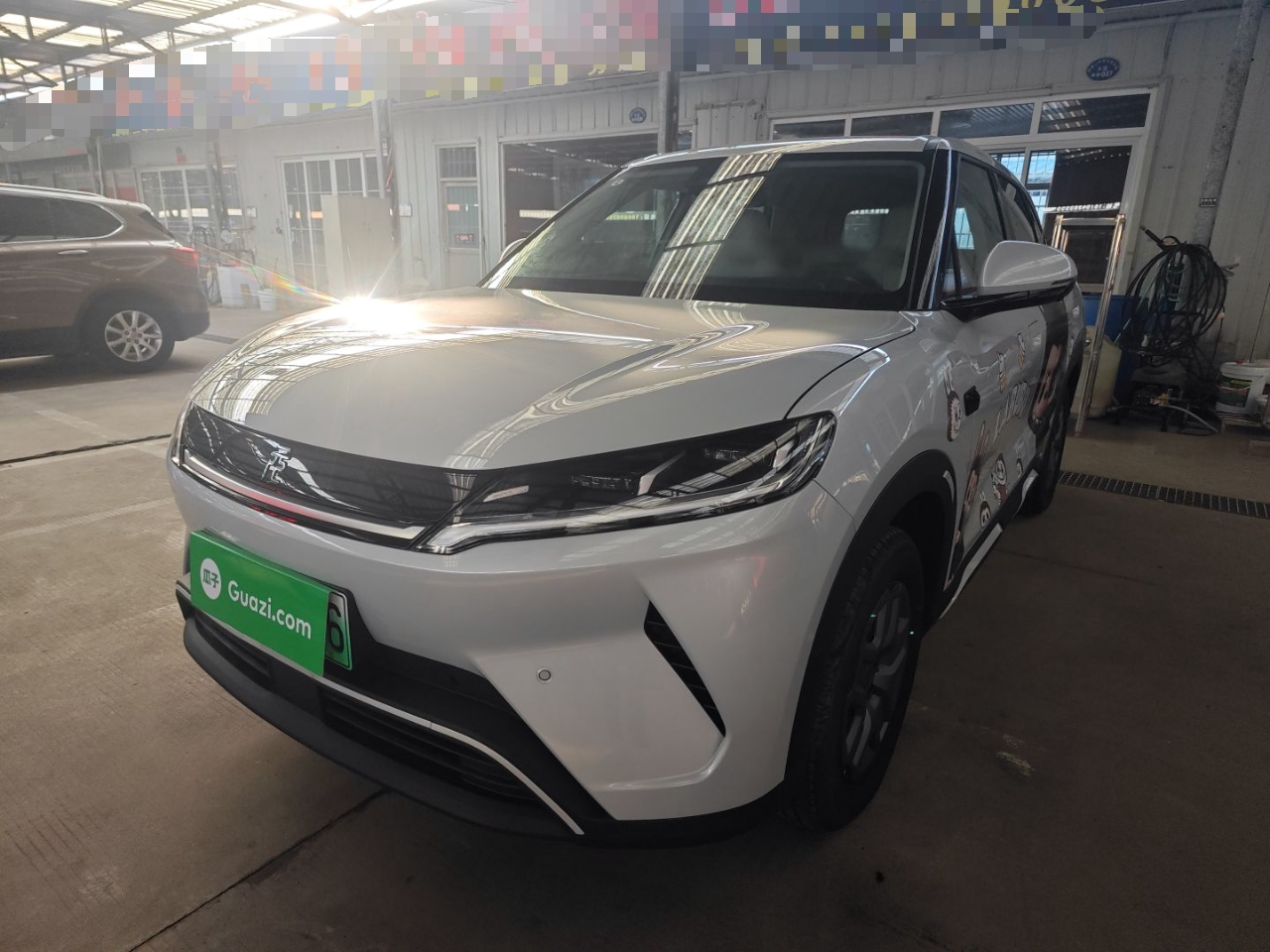 Под передней частью автомобиля