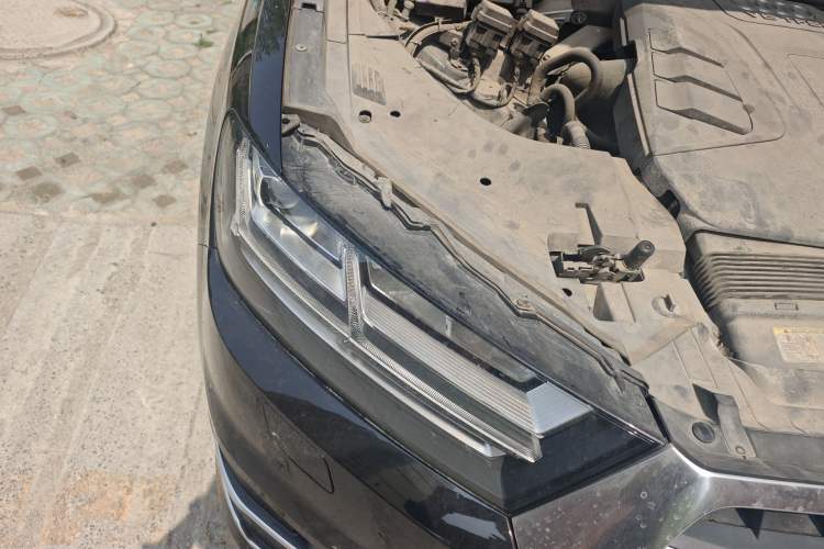 Used Audi Q7  Right Front Headlight