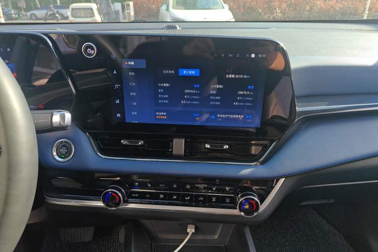 Used Chevrolet Equinox Plus 2024 102km RS Ultimate Edition Audio And AC Panel