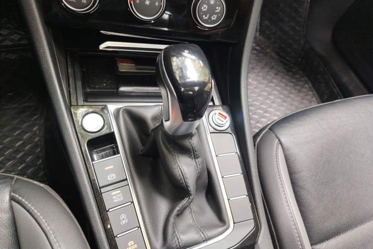 Used Volkswagen Sagitar 2022 280TSI DSG Excellence Edition Gear Lever