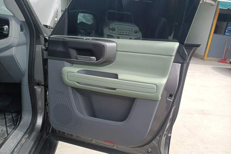 Used BAIC Off-Road BJ40 2024 2.0T All-New Urban Hunter Edition Chivalrous Style
