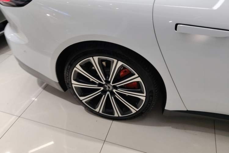 Used Nio ET7 2024 75 kWh Executive Signature Edition Right Rear Wheel Hub