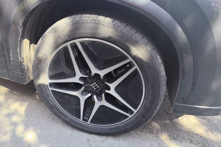 Used Landian E5 2024 Honor Edition 100KM Premium Model 7 Seats Right Front Wheel Hub