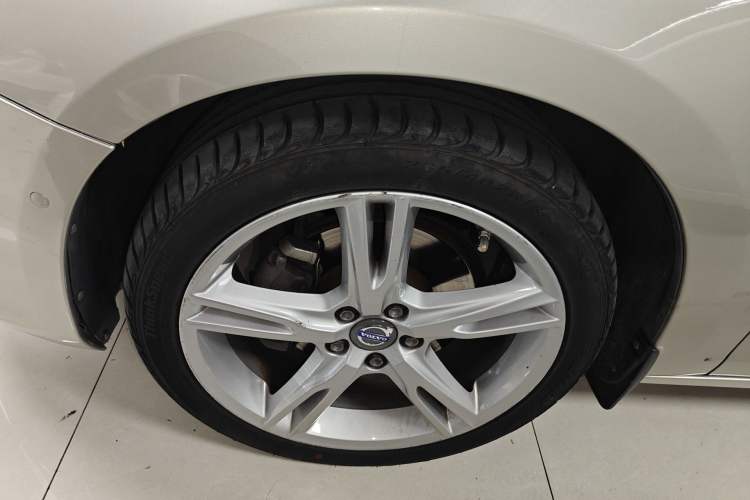 Used Volvo V60 2017 T5 Zhiya Edition China V Standard Left Front Wheel Hub