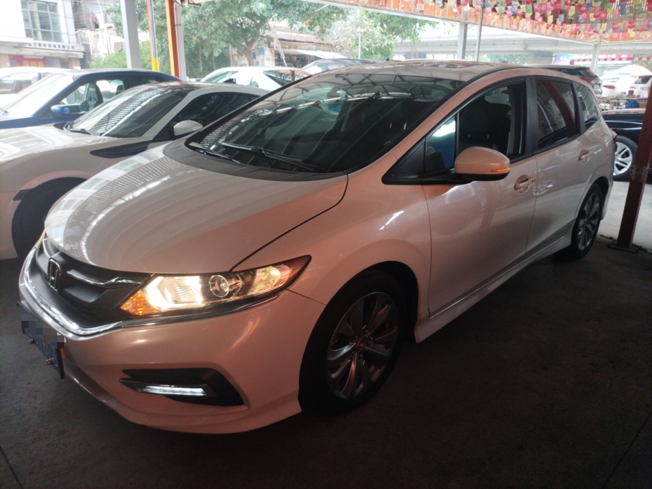 Под передней частью автомобиля