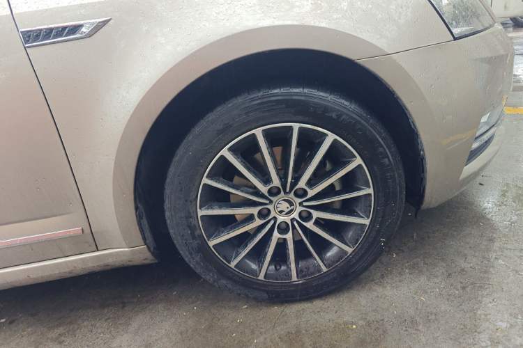 Used Skoda Octavia 2019 1.5L Automatic Luxury Edition Right Front Wheel Hub