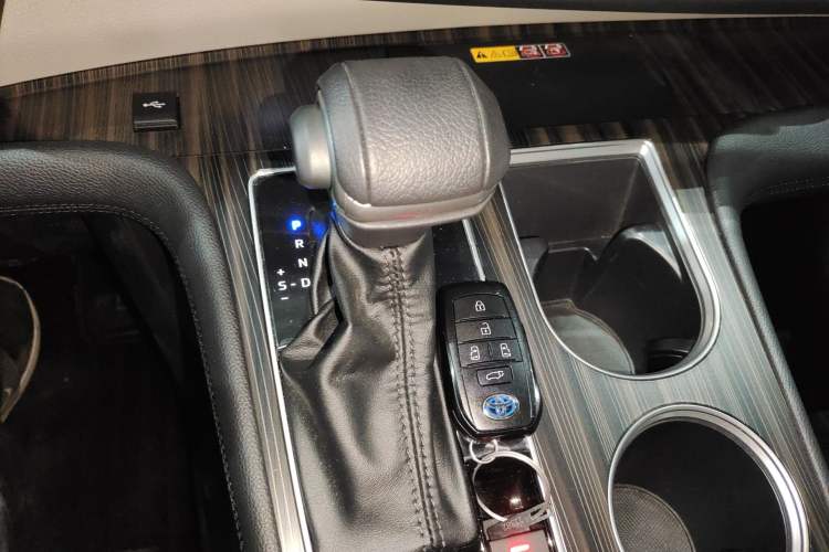 Used Toyota Granvia 2023 2.5L Hybrid Flagship VIP Edition