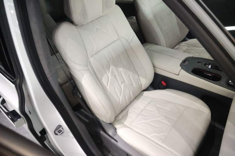 Used Zeekr 009 2024 7-Seater Aisle Version 108 kWh Right Front Seat