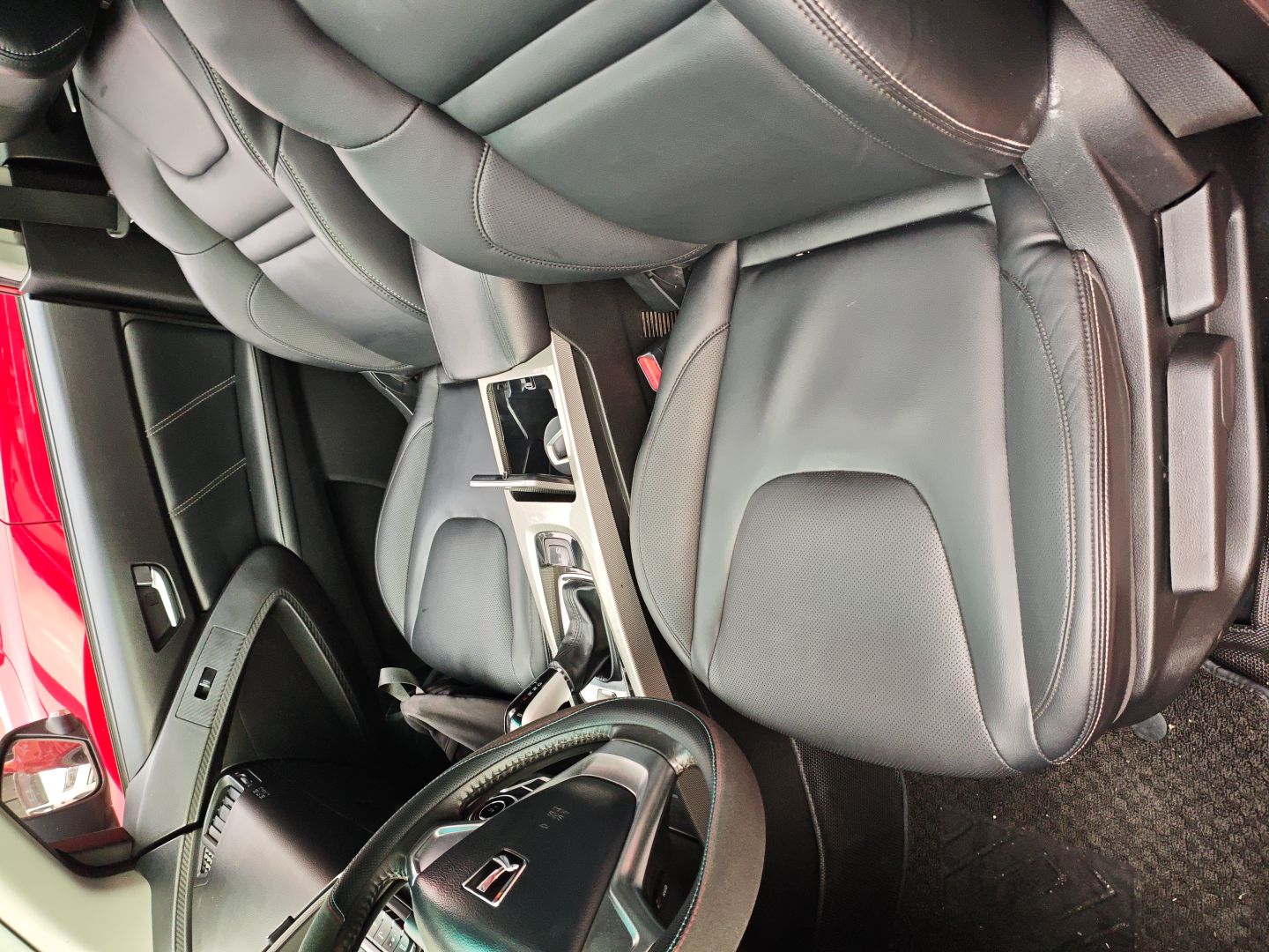 Переднее сиденье в автомобиле