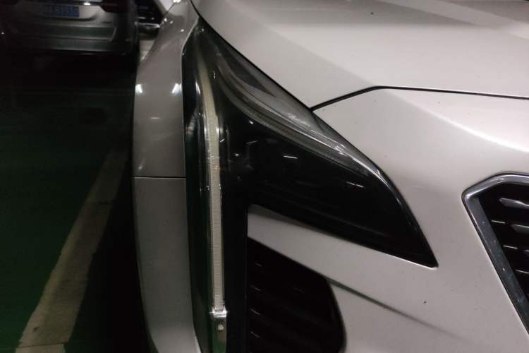 Used Cadillac XT4 2020 28T Two-Wheel-Drive Leading Version Right Front Headlight