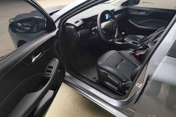 Used Roewe i5 2023 1.5L Manual Comfort Edition
