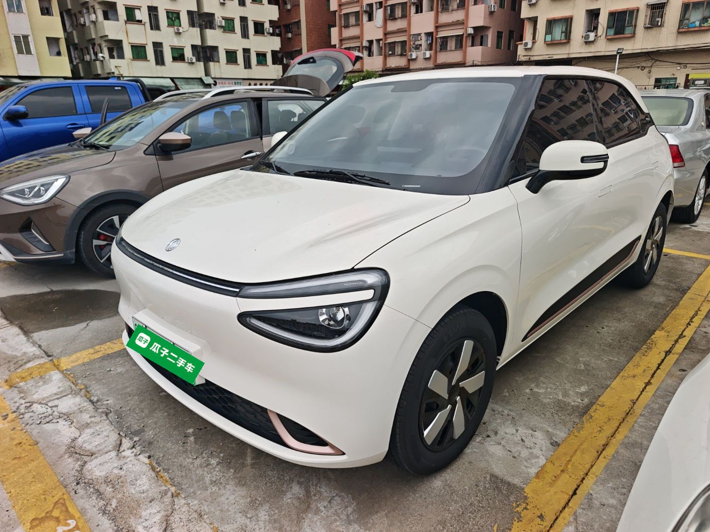 Под передней частью автомобиля