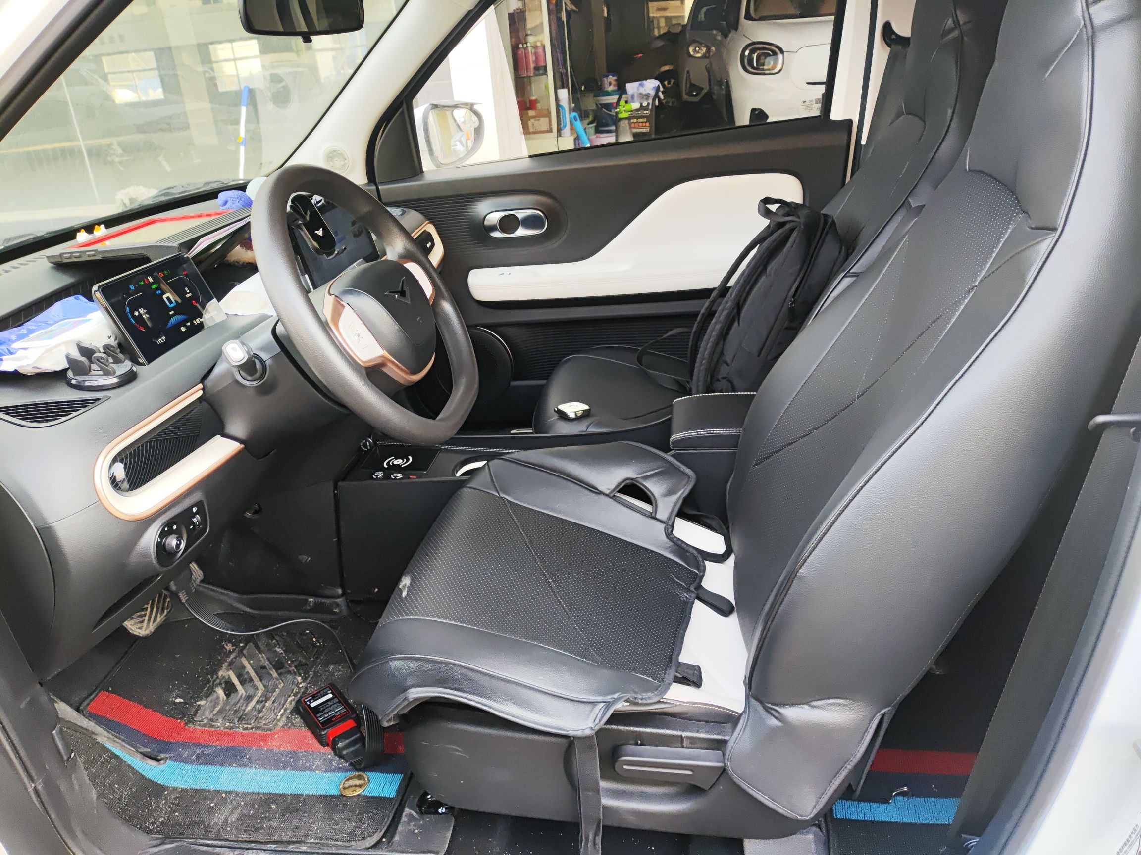 المقاعد الأمامية داخل السيارة