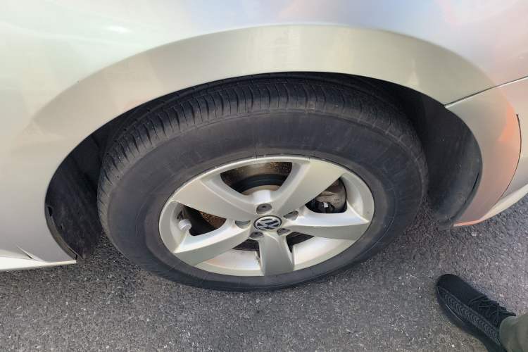 Used Volkswagen Lavida 2013 Revised Classic 1.6L Automatic Fashion Edition Right Front Wheel Hub