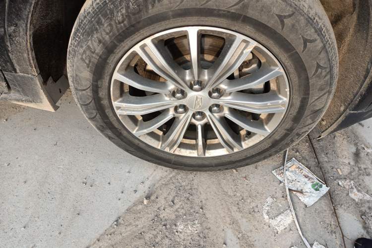 Used Cadillac XT5 2016 28T Four-Wheel Drive Luxury Model Right Front Wheel Hub