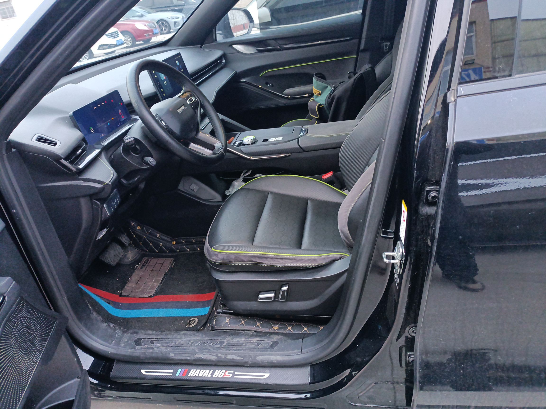 المقاعد الأمامية داخل السيارة