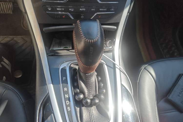 Used Ford Edge 2016 EcoBoost 245 Four-Wheel Drive Titanium Edition 7-Seater Gear Lever