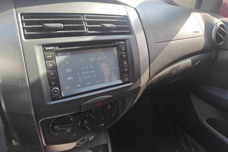 Used Nissan Livina 2010 Jingrui Edition 1.6L Manual Standard Model Audio And AC Panel