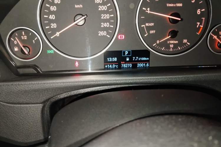 Used BMW 3 Series 2017 318i Fashion Model Odometer Close Up