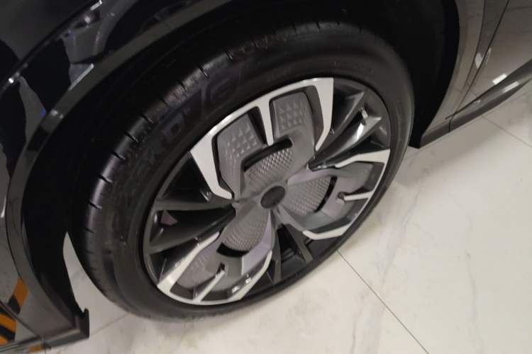 Used Hongqi Tiangong 08 2025 680 Ultra Four-Wheel-Drive Version Left Front Wheel Hub