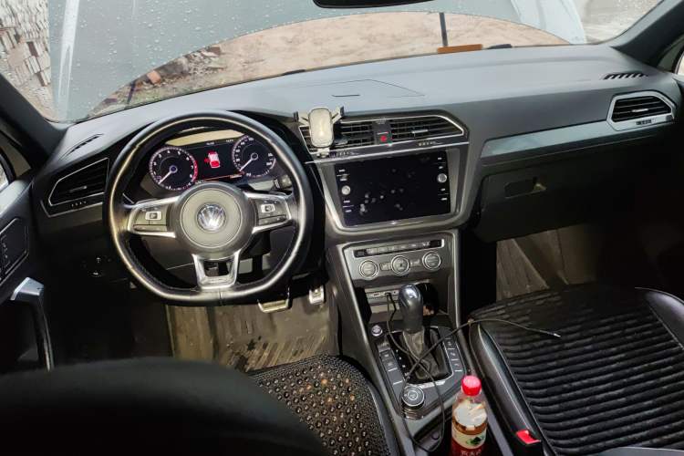 Used Volkswagen Tiguan 2018 380TSI Four-Wheel Drive R-Line Center Console