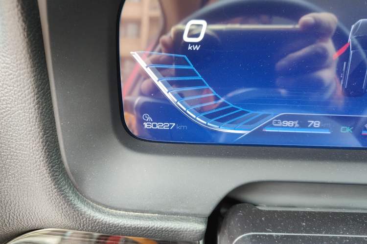 Used BYD Tang New Energy 2018 DM 2.0T All-Wheel Drive Smart Connectivity Luxury Model 7 Seats China V Emission Standard Odometer Close Up