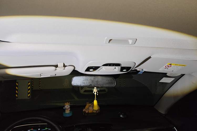 Used Geely Auto Emgrand 2019 Leading Edition 1.5L CVT Upward-Connected Model China VI Standard Headliner