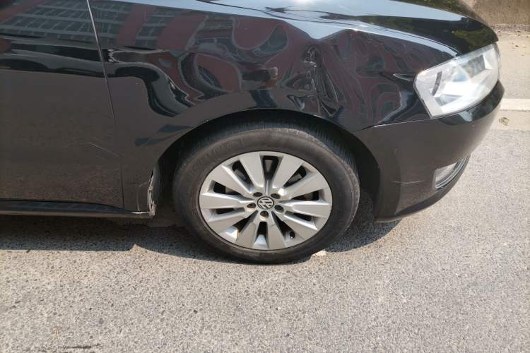 Used Volkswagen Lavida 2014 1.6L Automatic Sport Edition Right Front Wheel Hub