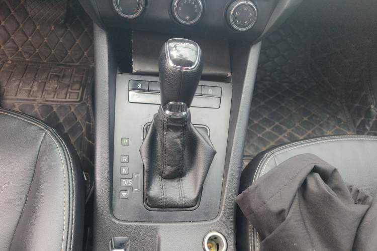 Used Skoda Octavia 2017 Classic Model 1.6L Automatic Standard Edition Gear Lever