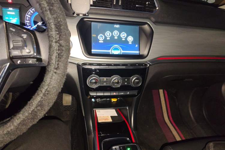 Used Haval H2 2018 Chuanxiang Edition Blue Badge 1.5T Dual-Clutch Two-Wheel Drive Fashionable Model Audio And AC Panel