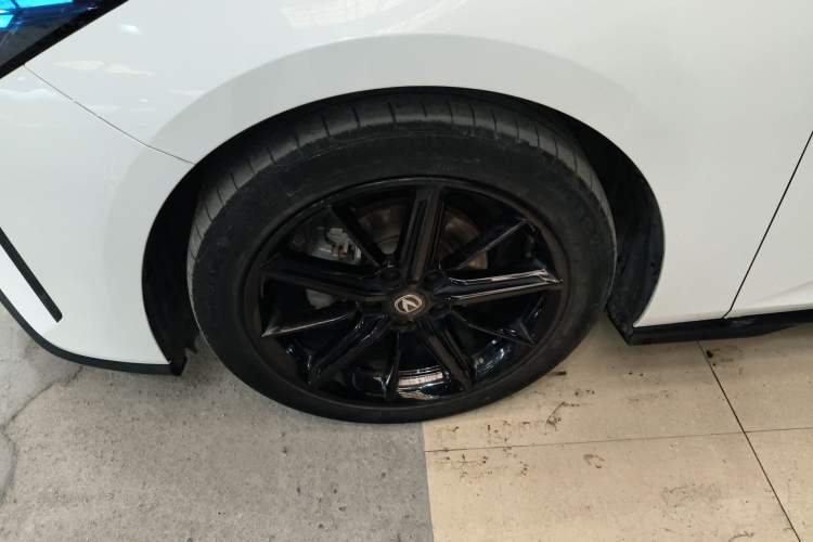 Used CHANGAN UNI-V 2022 1.5T Prestige Version Left Front Wheel Hub