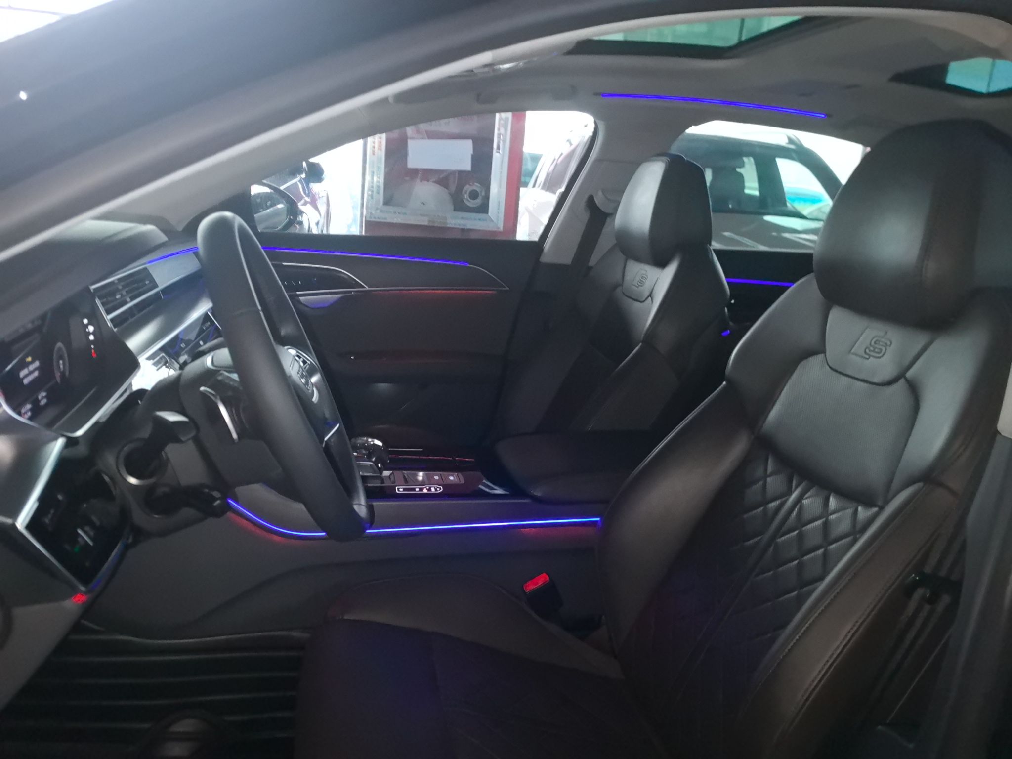 المقاعد الأمامية داخل السيارة