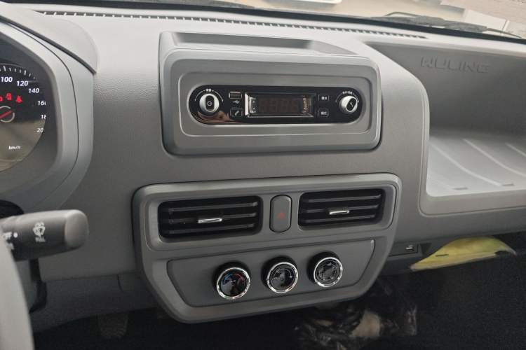 Used Wuling Yangguang 2025 Model 400km Bus Edition—Comfort Edition
