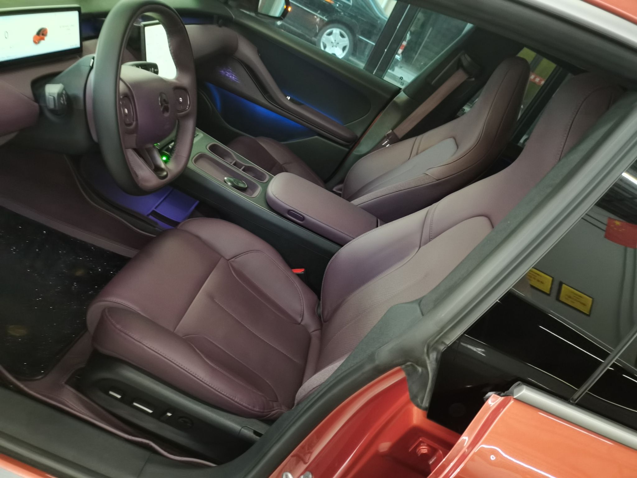 المقاعد الأمامية داخل السيارة