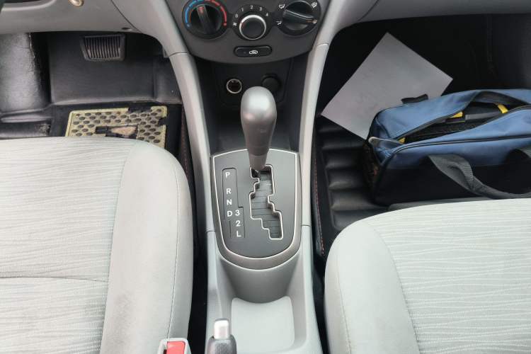 Used Hyundai Verna (older generation) 2014 1.4L Automatic Smart GLS Gear Lever