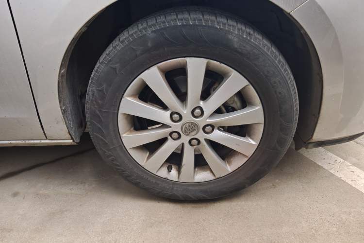 Used Buick GL8 2011 2.4L CT Luxury Business Comfort Edition Right Front Wheel Hub