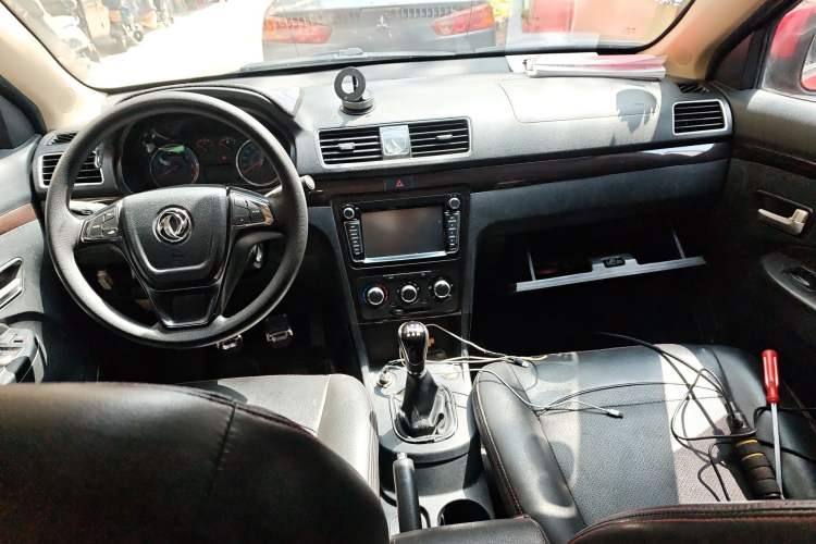 Used Dongfeng Fengon 360 2015 1.5L Manual Luxury 7-Seater China IV Standard Center Console