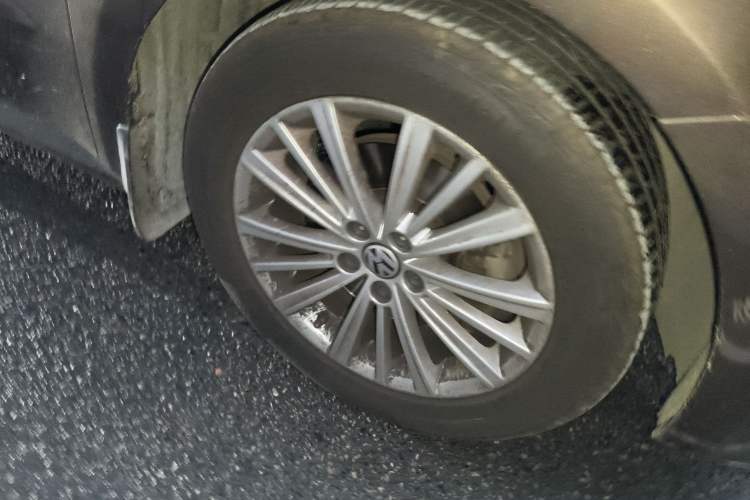 Used Volkswagen Gran Lavida 2013 1.4 TSI Automatic Comfort Model Right Front Wheel Hub