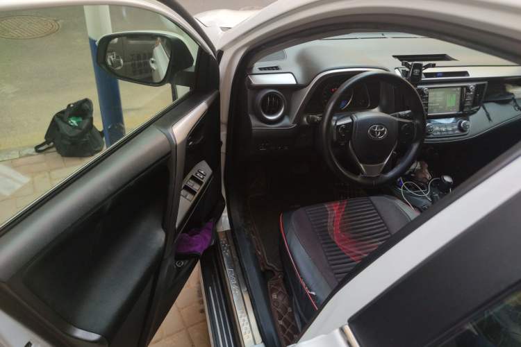 Used Toyota RAV4 2016 2.0L CVT Two-Wheel Drive Fashion Edition China V Standard Driver Seat