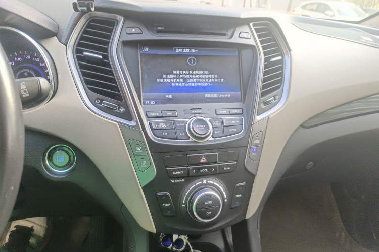 Used Hyundai Santa Fe Classic 2013 Facelift 3.0L 4x4 Comfort Edition with Navigation Euro IV compliant Audio And AC Panel