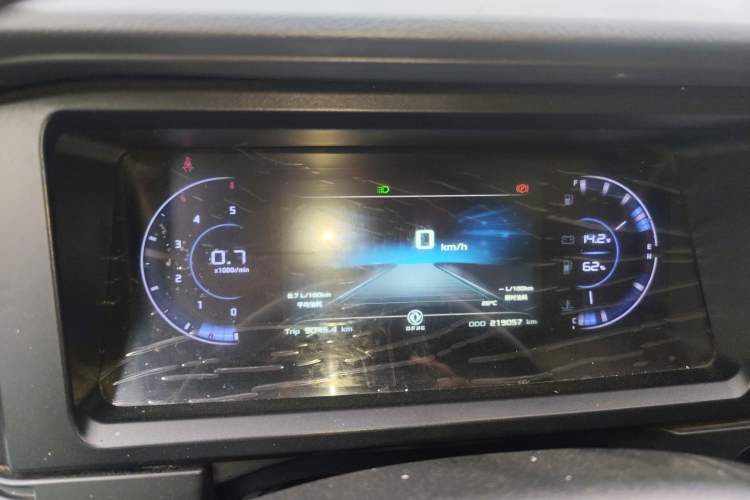 Used Dongfeng Yufeng 2023 V9+ 2.3T Manual Rear-Drive Cargo Van with Dual Rear Tires 3-Seater Instrument Cluster