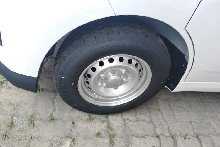 Used Wuling Yangguang 2024 300KM Comfort Version Passenger Van 75kW