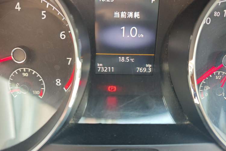 Used Volkswagen Lamando 2015 330TSI DSG Luxury Edition Odometer Close Up