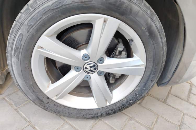 Used Volkswagen Passat 2013 1.8TSI DSG Prestige Edition Right Front Wheel Hub