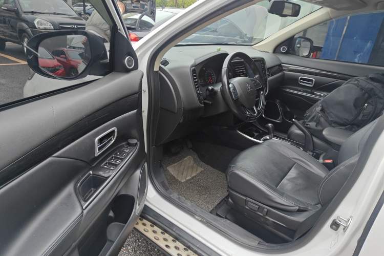 Used Mitsubishi Outlander 2017 2.0L Two-Wheel Drive Glory Edition 5 Seats