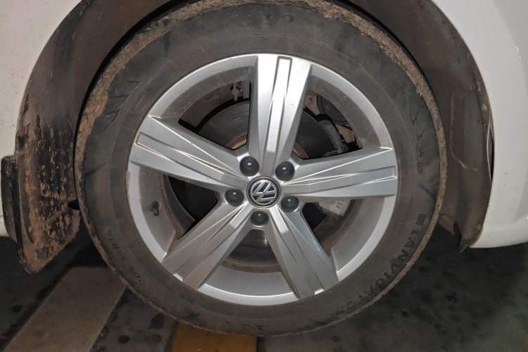 Used Volkswagen Gran Lavida 2017 1.6L Automatic Fashion Edition Right Front Wheel Hub