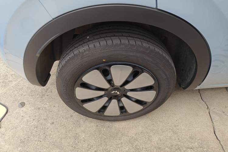 Used Wuling Bingo 2025 410 km Lingxi Deluxe Edition Right Rear Wheel Hub